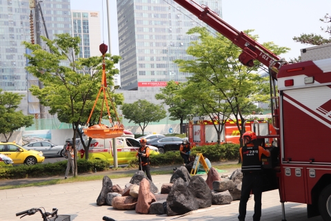 연수구는 지난 28일 인천대입구역과 인천 스타트업파크에서 유동 인구가 많은 도시철도와 복합건축물에서 동시에 발생할 수 있는 재난 상황에 대한 실질적 대응능력 확인을 위해 2025 재난대응안전한국훈련을 실시했다